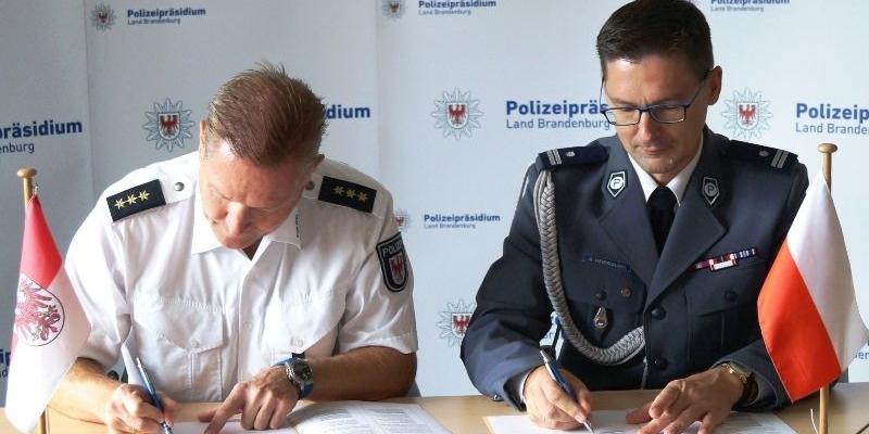 Podpisanie umowy  - fot. SP w Siedlcach