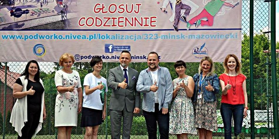 Podwórkowy Team od lewej: Ewelina Bandych (rodzic), Anna Zalewska (dyrektorka SP6), Anna Siwińska (rodzic), Marcin Jakubowski (burmistrz miasta), Rafał Czerechów (rodzic), Anna Pessel i Agata Zychowicz (nauczycielki SP6) i Joanna Dutkiewicz (Urząd Miasta) - fot. Szóstka