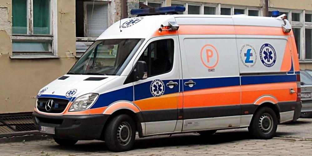 Karetka jadąca z pacjentem od Stoczka do Łukowa zderzyła się z osobowym oplem. Fot. PGL - fot. 
