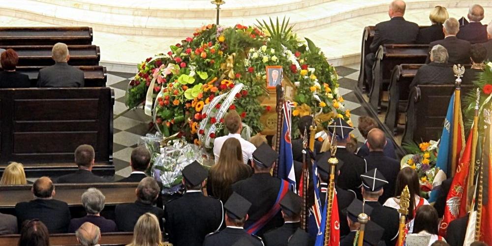 Trumna z ciałem Wiktora Osika utonęła w kwiatach. Kościół nie pomieścił wszystkich, którzy przyszli się z nim pożegnać i pomodlić się za Jego duszę. Fot. PGL - fot. 