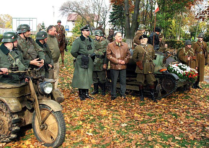 Mundurowi na skwerze w Stoczku Łukowskim. Przy tankietce TKS, obok Zbigniewa Nowosielskiego w przedwojennym mundurze kapitana, stoi burmistrz Ireneusz Szczepanik. Fot. PGL - fot. 