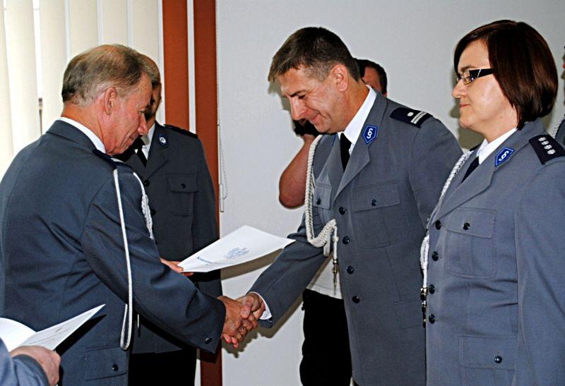 Insp. Henryk Rudnik, zastępca komendanta wojewódzkiego policji w Lublinie, wręcza zastępcy komendanta powiatowego policji w Łukowie, nadkom. Zbigniewowi Koślaczowi rozkaz służbowy awansujący go do stopnia podinspektora. Fot. Arch. KPP w Łukowie - fot. 
