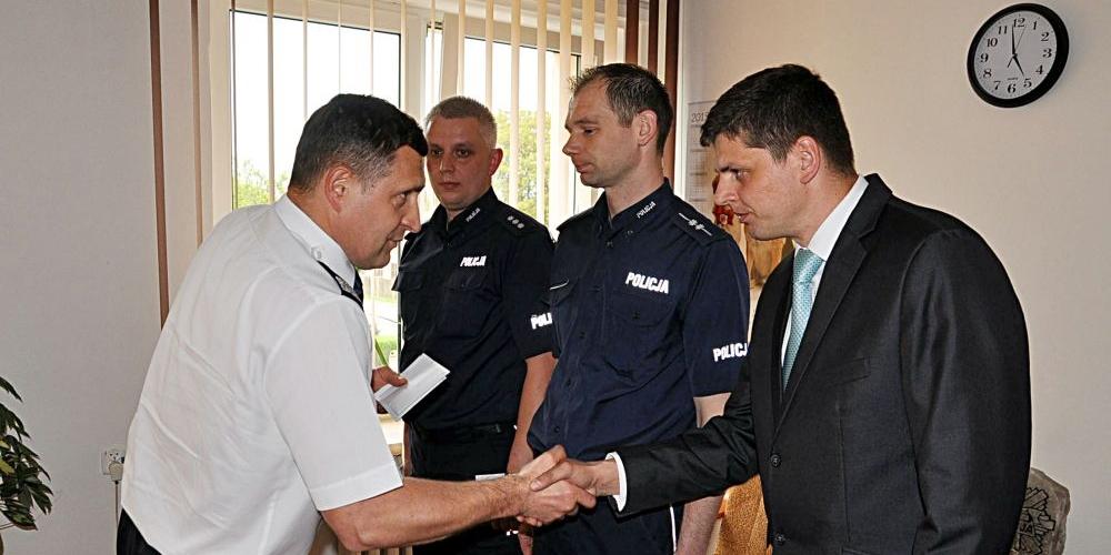 Lubelski Komendant Wojewódzki Policji nadinsp. Dariusz Działo gratuluje najlepszym policjantom Lubelszczyzny. Fot. Arch. KPP w Łukowie - fot. 