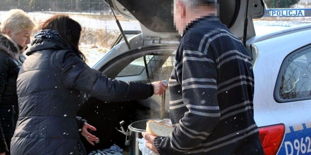 Policja i GOPS pomagają ludziom w Trzebieszowie. Fot. Arch. KPP w Łukowie - fot. Arch. KPP w Łukowie