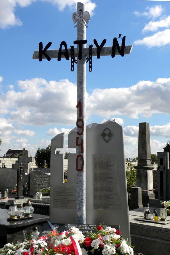 Łuków, Cmentarz Św. Rocha. „Pomnik Smoleński” w cieniu „Krzyża Katyńskiego” Fot. PGL - fot. 