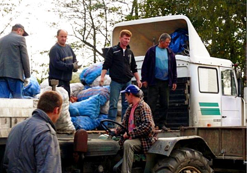 Mieszkańcy gminy Krzywda gromadzą dary do transportu do wsi w gminie Wilków. Fot. Arch. UG Krzywda
 - fot. 
