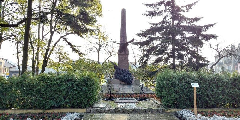 Sokołów Podlaski - Monument poświęcony ks. Brzósce i F. Wilczyńskiemu - fot. s