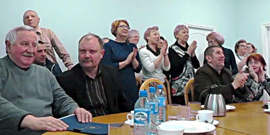 Grupa mińszczan na sesji Rady Miasta zadowolonych z decyzji radnych. Fot. Bono - fot. 