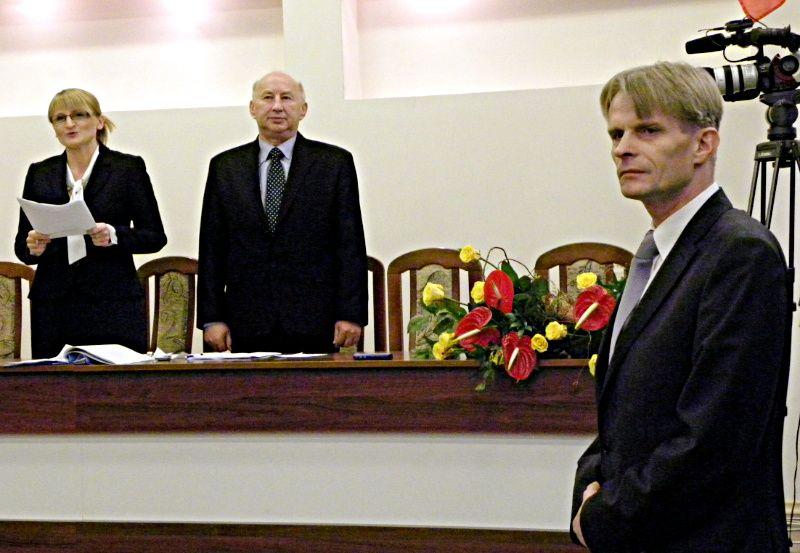 Dariusz Szustek (z prawej) w chwilę po złożeniu burmistrzowskiego ślubowania. Od lewej: Urszula Bancerz - przewodnicząca Rady Miasta i Zygmunt Celiński - wiceprzewodniczący Rady Miasta Łukowa. Fot. PGL - fot. 