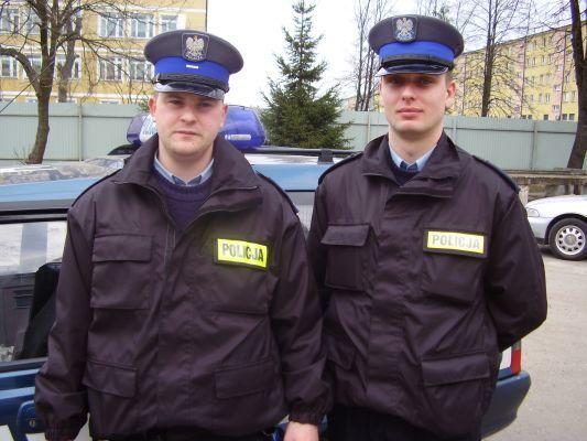 Andrzej Żak i Łukasz Mątkiewicz, funkcjonariusze KPP w Sokołowie Podlaskim, odcięli wisielczy sznur... - fot. 