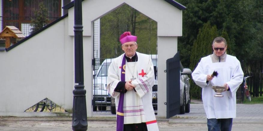 Uroczystego poświęcenia cmentarza dokonał ks. bp Kazimierz Gurda. Fot. PGL - fot. 