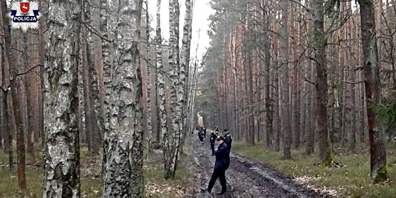 Policja i strażacy z OSP w czasie akcji poszukiwawczej. Fot. Arch. KPP w Łukowie - fot. Arch. KPP w Łukowie