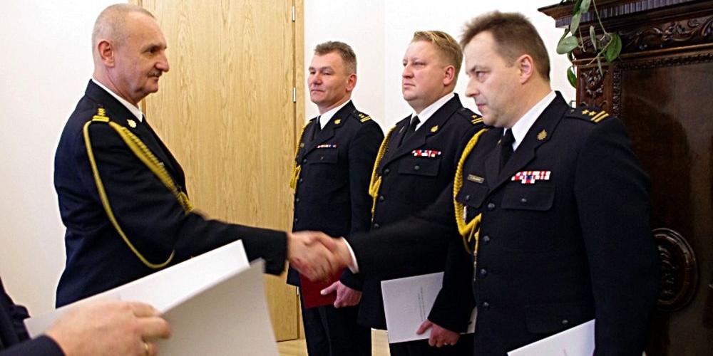 Komendant Główny PSP, st. bryg. Leszek Suski wręcza bryg. Szczepanowi Goławskiemu rozkaz powołania na nowe stanowisko w Lublinie. Fot. Karol Kierzkowski KW PSP Warszawa - fot. 