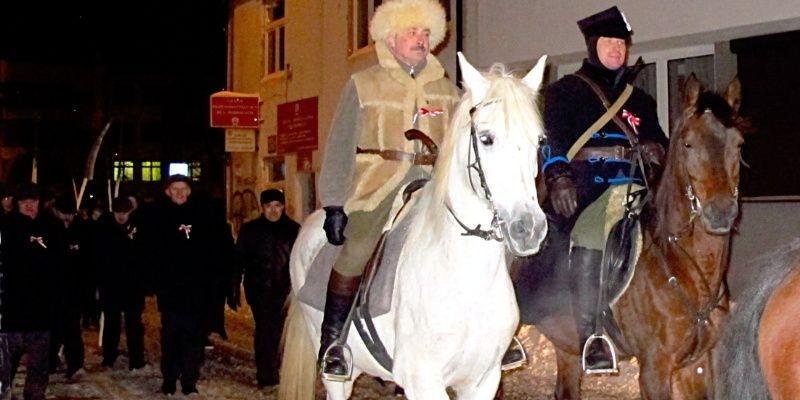 Podczas ubiegłorocznych obchodów 150 rocznicy wybuchu powstania styczniowego w Łukowie. Przemarsz przez miasto prowadzą jeźdźcy w historycznych strojach powstańczych. Fot. PGL - fot. 