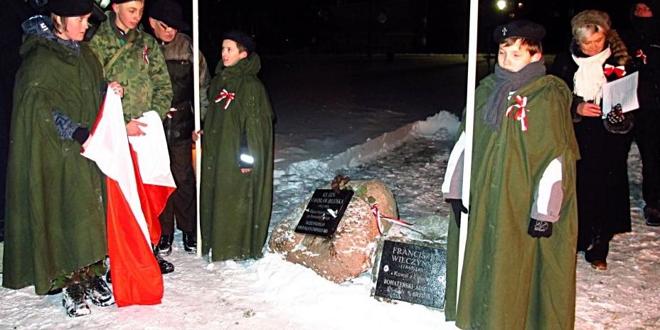 W 154. rocznicę wybuchu powstania styczniowego warto być wieczorem w łukowskim parku miejskim. Na zdjęciu - odsłonięcie „mówiących kamieni” ks. S. Brzóski i F. Wilczyńskiego. Fot. PGL