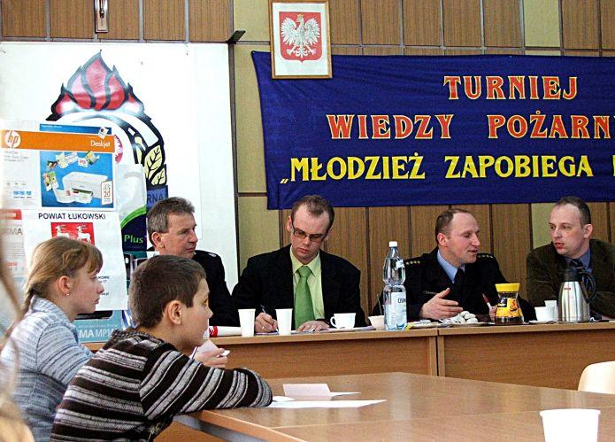 Uczestnicy XXXII eliminacji powiatowych turnieju „Młodzież zapobiega pożarom” udziela odpowiedzi komisji konkursowej. Fot. PGL - fot. 
