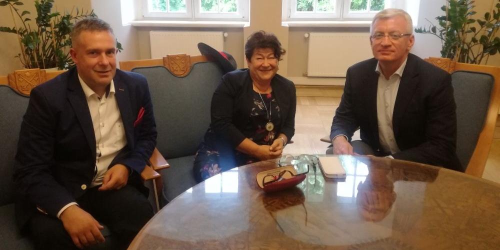 Magdalena Daniel i Krzysztof Chaberski podczas rozmowy z prezydentem poznania, Jackiem Jaśkowiakiem - fot. 