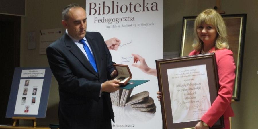 Mirosław Krusiewicz wręcza medal Pro Mazovia Marzenie Kowalczuk, fot. Aneta Abramowicz-Oleszczuk