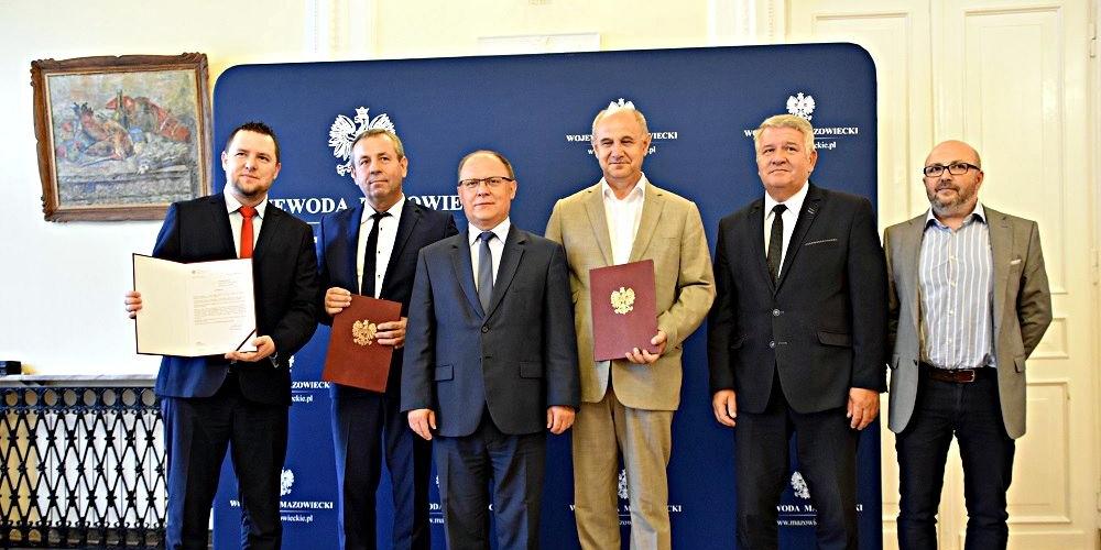Samorządowcy z wojewodą mazowieckim i otrzymanymi promesami na rządowe dotacje. Fot. Arch. MUW - fot. Arch. MUW