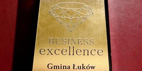 Podpisy do zdjęć: PROMGMIN1.JPG - Statuetka, którą w konkursie „Business Excellence” zdobyła gmina Łuków. Fot. Arch. UG Łuków - fot. 