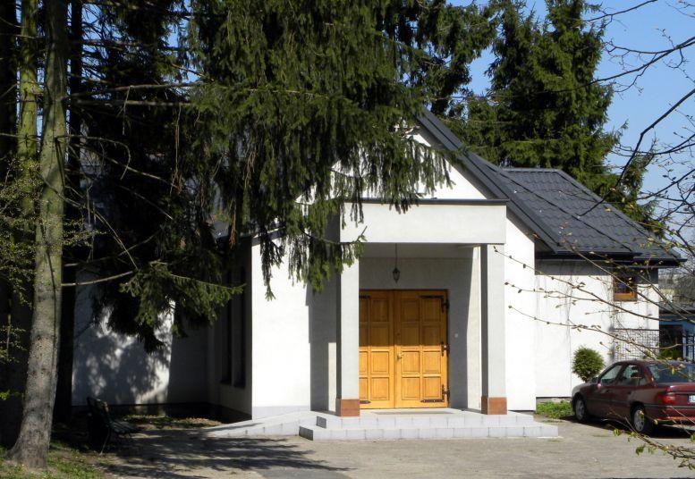 kompleks budynków Anatomii Patologicznej na terenie SP ZOZ w Łukowie. Od 9 lat budynki dzierżawi Zakład Pogrzebowy „Hades”, który przeprowadził ich gruntowną modernizację i doposażył w niezbędne sprzęty oraz urządzenia. 
Kto szpitalne prosektorium bę - fot. 