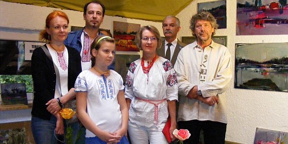 Valentina Pogriba, Artem Pogribnyy, Mira Pogrinba, Iryna Gresyk - artyści z Ukrainy, Jerzy Osiak - zastępca nadleśniczego z Nadleśnictwa Siedlce, Lech Pawlak - kurator pleneru. Fot. MK - fot. 