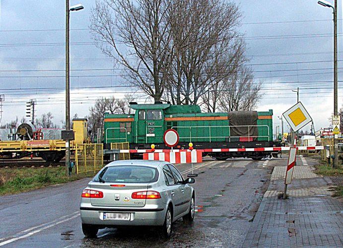 Pod nieczynny przejazd kolejowy na ul. Siedleckiej wciąż przyjeżdżają zdziwieni kierowcy. Oznakowanie objazdów jest fatalne. - fot. 