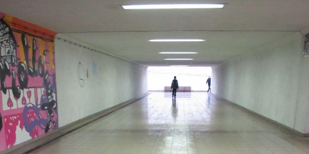 Najłatwiej pokonać tunel metodą prześlizgiwania z peronu na peron - fot. 