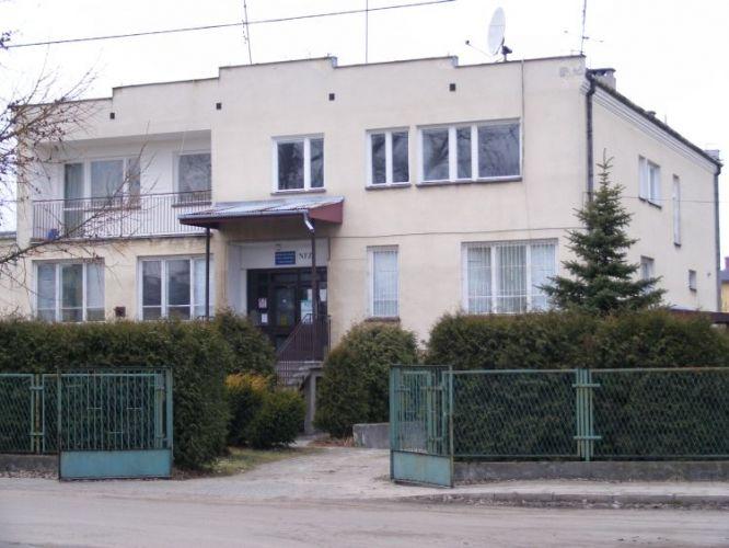 Jeden ze spornych budynków – ośrodek zdrowia w Maciejowicach - fot. 