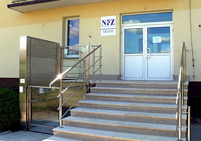 Wejście do Ośrodka Zdrowia w Krzywdzie. Po lewej stronie widać zainstalowany dźwig dla osób na wózkach inwalidzkich. Fot. Arch. UG w Krzywdzie - fot. 
