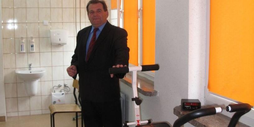 – Nasz gabinet rehabilitacyjny jest świetnie wyposażony, ale nie działa – mówi burmistrz Kosowa Lackiego, Jan Słomiak.  - fot. 