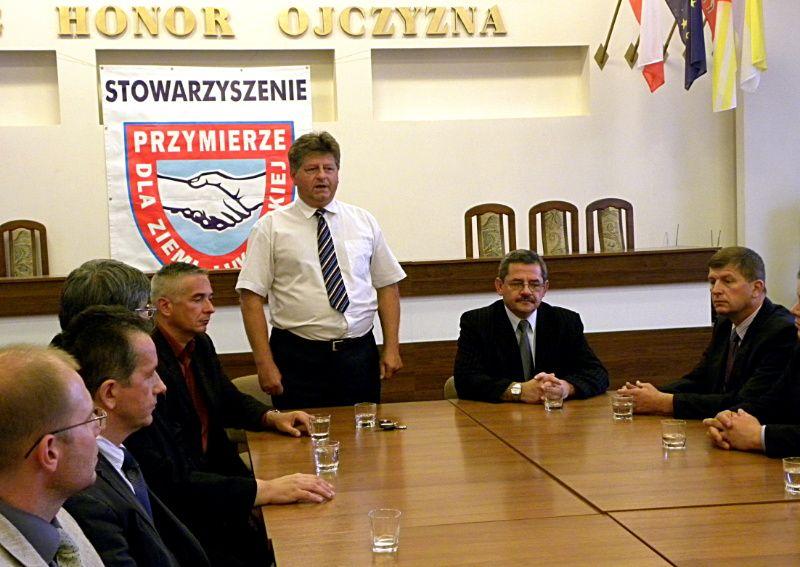 Konferencja Stowarzyszenia „Przymierze dla Ziemi Łukowskiej”. Tu oficjalnie ogłoszono, który z kandydatów na burmistrza Łukowa ma poparcie „Przymierza”. Na zdjęciu stoi Janusz Kozioł, obok niego z prawej Zbigniew Zemło. Fot. PGL - fot. 