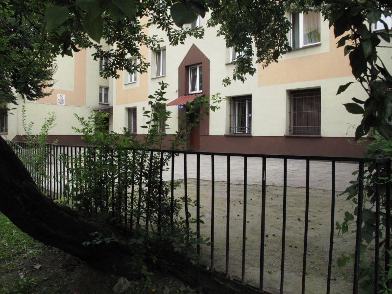 Plac na tyłach bloku, stojącego tuż rzy skrzyżowaniu ulic Pułaskiego i Kilińskiego, fot. Aneta Abramowicz - fot. 