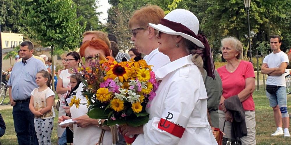 Łukowianki i łukowianie w parku miejskim w 71. rocznicę „Godziny W”. Fot. PGL - fot. 