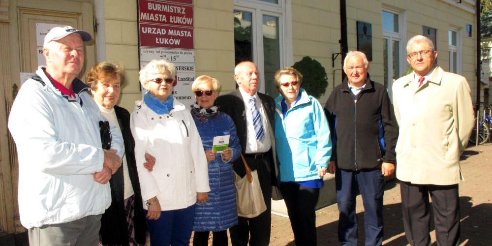 Prezydium Łukowskiej Rady Seniorów i część jej najaktywniejszych radnych ze swym przewodniczącym, Stefanem Izdebskim (drugi z prawej). Fot. PGL