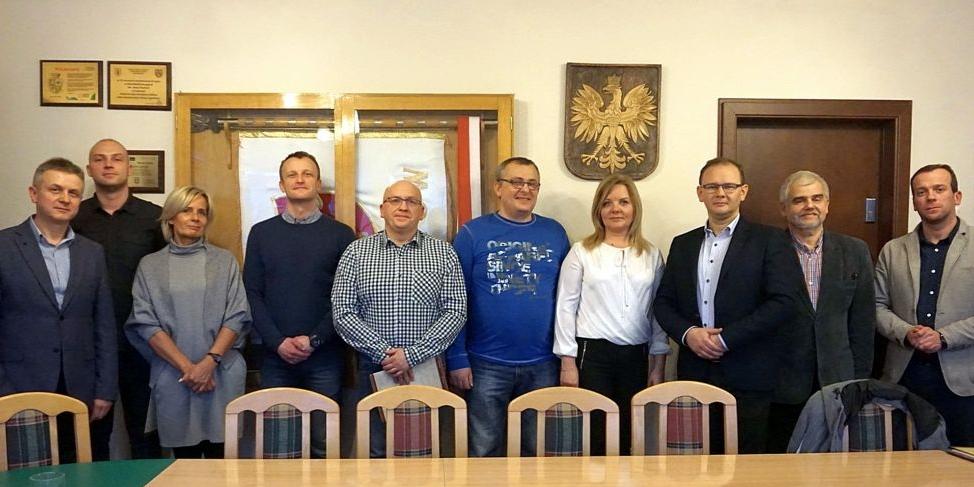 Nowo powołana Rada Sportu w Łukowie w pełnym składzie podczas pierwszego spotkania. Trzeci z prawej strony stoi burmistrz Piotr Płudowski. Fot. Arch.UM - fot. Arch. UM Łuków