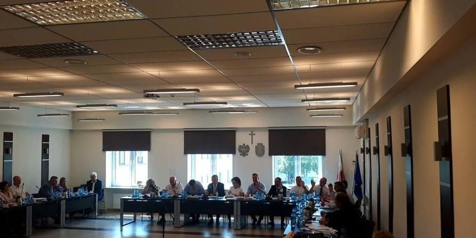 Za udzieleniem absolutorium zagłosowało 11 radnych,