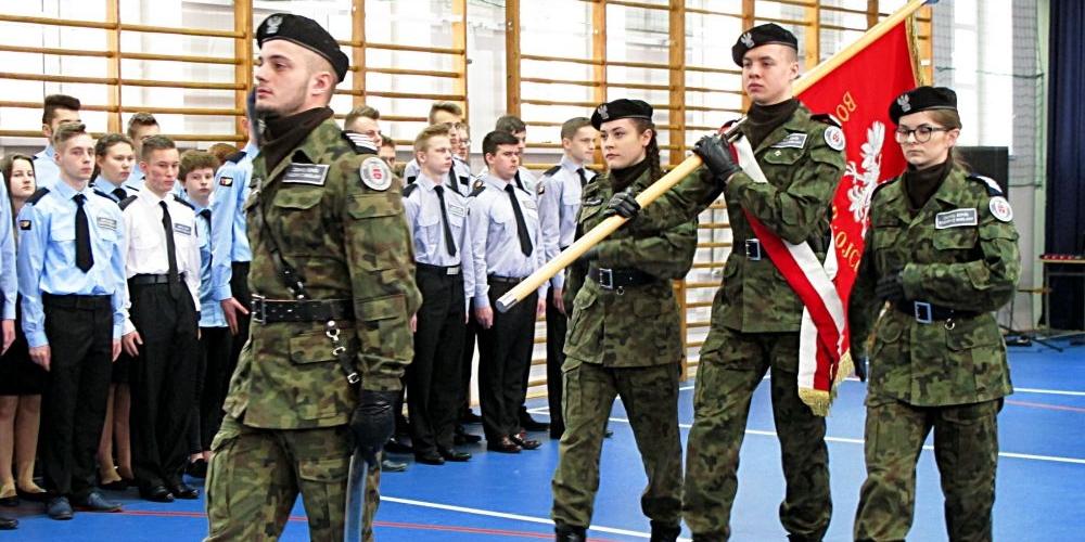 Wręczenie nominacji na wyższe stopnie służbowe odbywa się w Radoryżu według ceremoniału wojskowego. Fot. PGL - fot. 