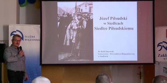 Dr Rafał Dmowski opowiada osadzonym o Józefie Piłsudskim w Siedlcach i o tym, co Siedlce ofiarowały Marszałkowi, fot. ppor. Zbigniew Śpiewak - fot. ppor. Zbigniew Śpiewak