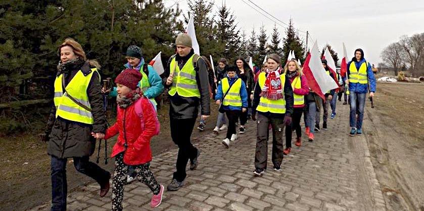 Na trasie pieszej I Rajdu Pamięci Żołnierzy Wyklętych im. chor. A. Dołęgi, który zorganizowano przed rokiem. Fot. Jadwiga Celińska - fot. Jadwiga Celińska