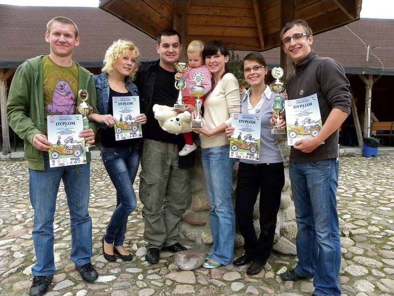 Zwycięzcy rajdu (od lewej): Wojciech Krasuski, Agata Wiśniewska, Przemysław Tarkowski z córką Gabrielą, Angelika Tarkowska, Olga Panufnik, Jarosław Panufnik 
 - fot. 