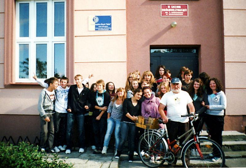 Jan Janusz Jastrzębski z sandomierskimi licealistami, którzy wzięli udział w spotkaniu zorganizowanym z nim w II LO im. T. Kościuszki w Sandomierzu. Fot. Arch. pryw. J. J. Jastrzębskiego - fot. 