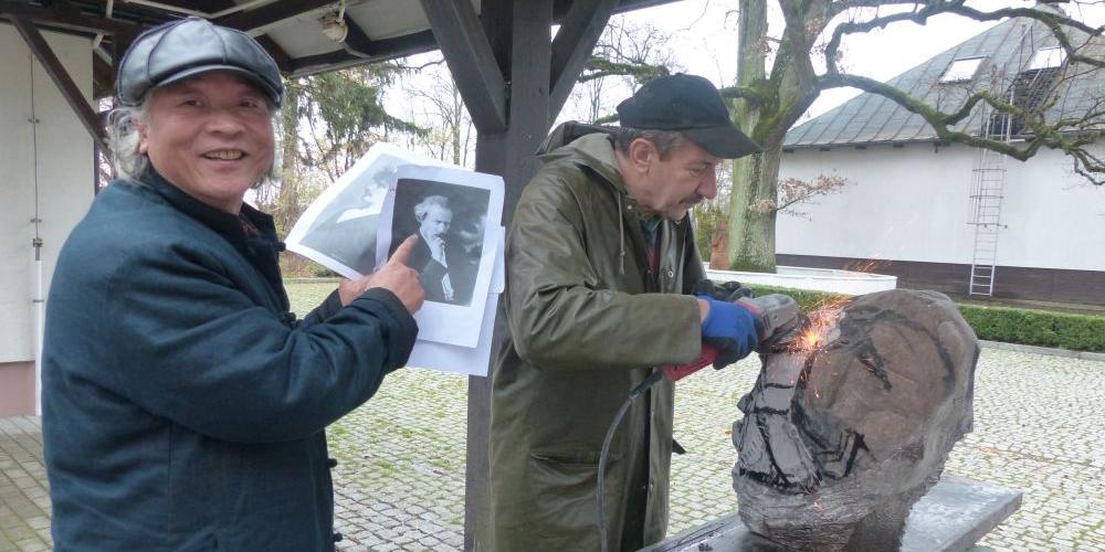 MuYunDao z Chin rzeźbi Ignacego Jana Paderewskiego, fot. Ana