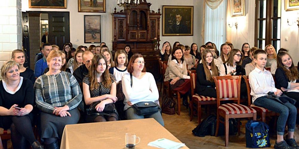 Konkurs Recytatorski „Między wierszami” w Chlewiskach. Publiczność, wykonawcy i opiekunowie podczas konkursowych prezentacji. Fot. Arch. organizatorów. - fot. organizatorzy