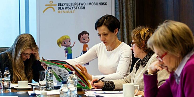 Ogólnopolski konkurs Renaulta dobiega końca. Na zdjęciu obrady jury, które wyłoniło 5 laureatów, w tym zespół ze Szkoły Podstawowej w Mikłusach. Fot. org. konk. - fot. 