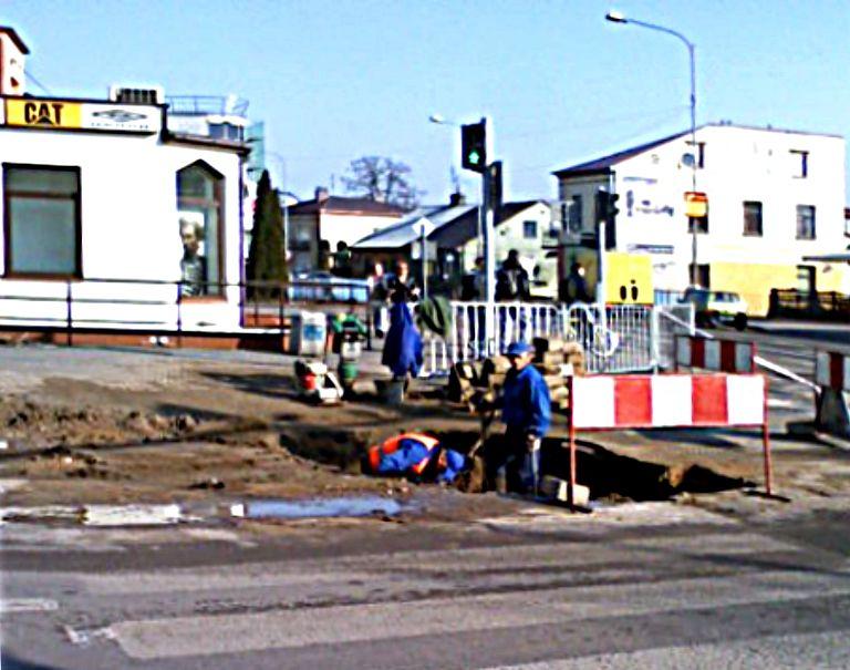 Roboty na skrzyżowaniu. Zdjęcie z telefonu komórkowego nadesłane przez jedną z naszych Czytelniczek. - fot. 