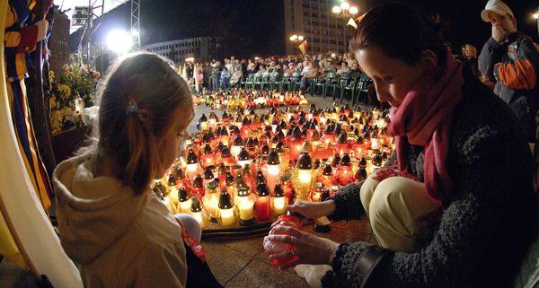 Siedlce, 2 kwietnia 2007, godz. 20.30, przy pomniku Papieża - fot. 
