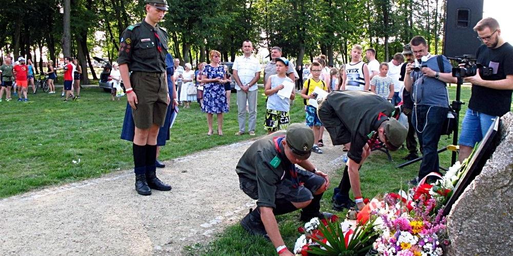 Ubiegłoroczne obchody rocznicy 1. sierpnia w parku miejskim. Na zdjęciu przy tablicy pamiątkowej członkowie z 1. Łukowskiej Drużyny Harcerzy „Młody Las” ZHR. Fot. PGL