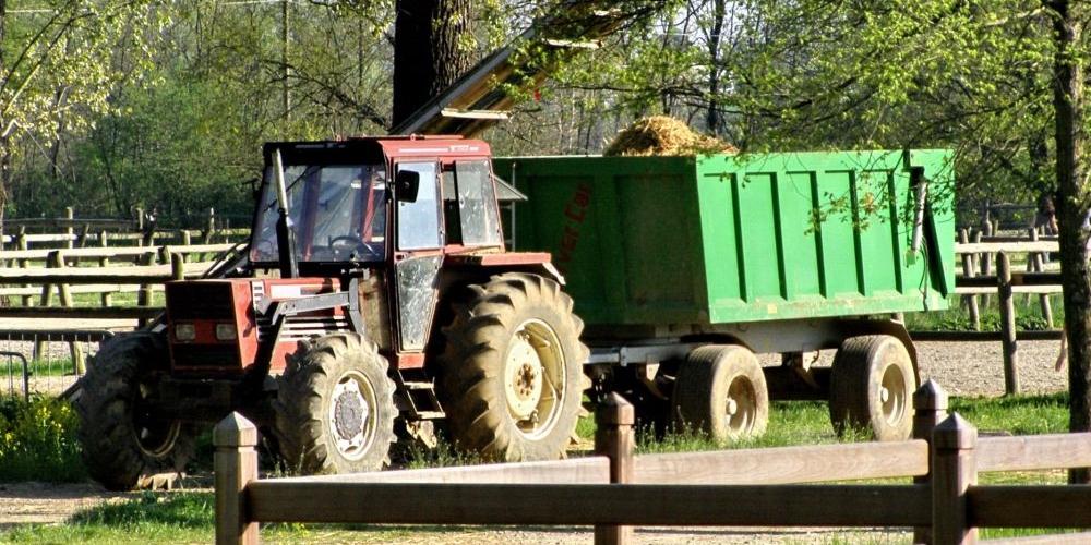 Samochód uderzył w ciągnik z przyczepą pełną siana. Zdjęcie symboliczne. Fot. freeimages.com - fot. 