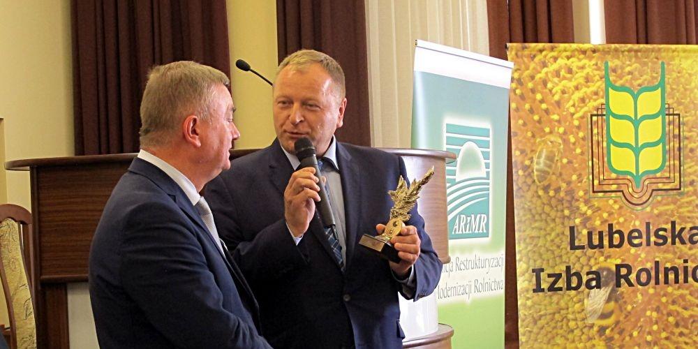Dyrektor A. Bieńko wręcza statuetkę 10-lecia ARiMR wicestaroście łukowskiemu, Krzysztofowi Tymoszukowi. Fot. PGL - fot. 